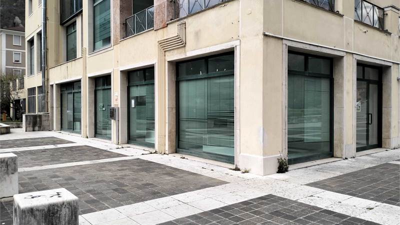 NEGOZIO FRONTE STRADA al complesso LE TORRI